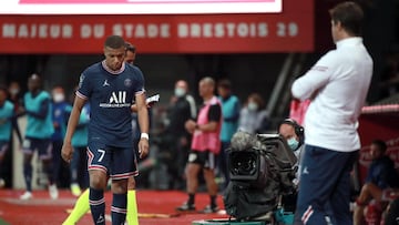 Brest (France), 20/08/2021.- Paris Saint Germain head coach Mauricio Pochettino looks at Paris Saint Germain's Kylian Mbappe (L) leaving the pitch during the French Ligue 1 soccer match between Paris Saint Germain and the Stade Brestois in Brest, Fra