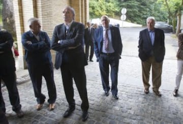 Ignacio Zoco ha recibido hoy el último adiós de sus familiares, amigos y personalidades del fútbol en el entierro celebrado en Pamplona.
Iribar.