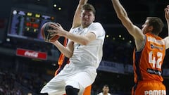 Luka Doncic, base del Real Madrid, penetra durante el partido contra el Valencia.