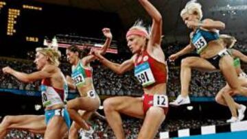 Marta Domínguez superando un obstáculo