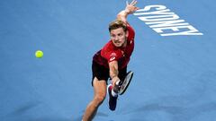 David Goffin devuelve una bola durante su partido ante Daniel Evans en la ATP Cup.