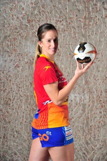 Nueve en la Selección de balonmano, donde Nerea Pena debutó como lateral derecha pese a ser diestra, para aprovechar su velocidad en las penetraciones y paliar el déficit de zurdas en España, donde la pamplonesa logró ser la mejor de Europa en su puesto.