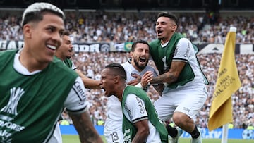 Alex Telles celebra con sus compañeros el segundo gol de Botafogo en la final de la Libertadores.