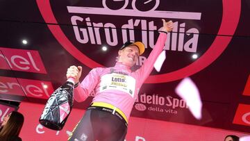 Steven Kruijswijk con la maglia rosa en el podio.