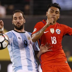 Jara celebra centenario en la Roja como el defensa más ganador