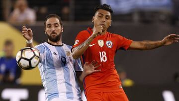 Jara celebra centenario en la Roja como el defensa más ganador