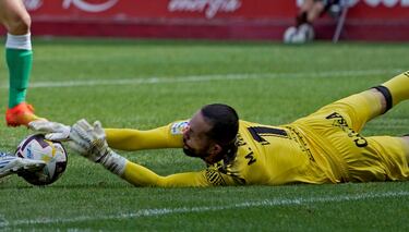 El portero del equipo cántabro frenó el buen hacer del ataque del Huesca. El equipo altoaragonés disparó hasta en 11 ocasiones, pero Parera evitó que entraran en su portería.