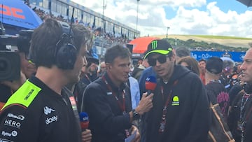 Giovanni Zamagni entrevistando a Valentino Rossi en la parrilla de Jerez de este año.