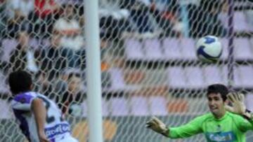 <b>EL GOL DEL EMPATE. </b>Con este remate logró Víctor batir a Riesgo y empatar el partido cuando se daba por segura la victoria del Recreativo.