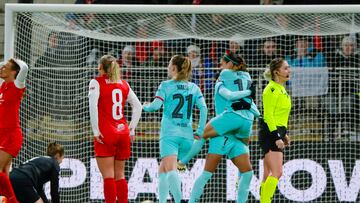 Bergen (Norway), 20/03/2024.- Barcelona's Salma Paralluelo (3-R) celebrates with teammates after scoring the 1-2 goal during the UEFA Women's Champions League quarter-final, 1st leg soccer match SK Brann Kvinner vs FC Barcelona, in Bergen, Norway, 20 March 2024. (Liga de Campeones, Noruega) EFE/EPA/Paul S. Amundsen NORWAY OUT
