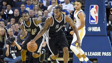 Kawhi Leonard corre con el balón durante un partido contra los Golden State Warriors.