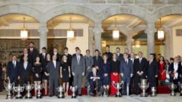 FOTO DE FAMILIA. Todos los premiados posaron para la foto oficial junto a la Familia Real, el ministro Wert y el presidente del CSD, Miguel Cardenal.