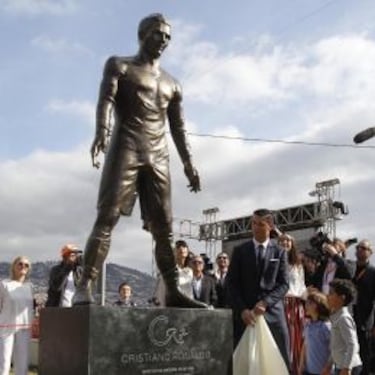 Ultraje a la estatua de Cristiano: le pintaron el 10 de Leo Messi