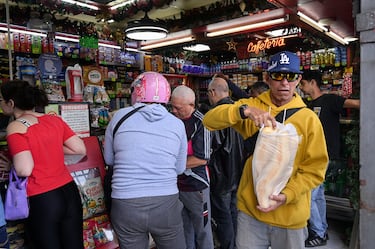 La gente compra comida en una tienda, la mañana después de que Estados Unidos atacase a Venezuela.