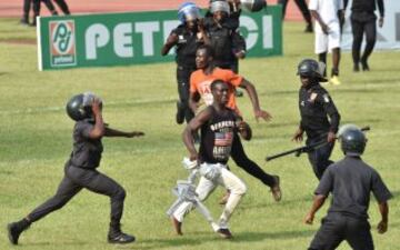 El público invadió el estadio Felix Houphouet-Boigny tras el encuentro de clasificación para la Copa Africana entre Costa de Marfil y Camerún.