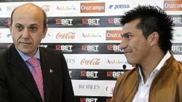 <b>SIN FISURAS. </b>Del Nido también apoya al centrocampista del Sevilla.