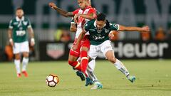 Soccer Football - Wanderers v Independiente Santa Fe - Copa Libertadores - Elias Figueroa stadium, Valparaiso, Chile - February 13, 2018. Wanderers&#039;s Juan Soto in action with Wilson Morelo of Independiente Santa Fe. REUTERS/Rodrigo Garrido