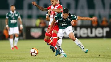 Soccer Football - Wanderers v Independiente Santa Fe - Copa Libertadores - Elias Figueroa stadium, Valparaiso, Chile - February 13, 2018. Wanderers's Juan Soto in action with Wilson Morelo of Independiente Santa Fe. REUTERS/Rodrigo Garrido