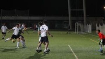 QUIQUE SÁNCHEZ FLORES, PROTAGONISTA. El exjugador del Real Madrid, Rubén De la Red; o el entrenador Quique Sánchez Flores son dos de los protagonistas qua ya disfrutan de las ventajas de AS Club Deportivo. El técnico juega en el equipo miBalón.es que juega sus partidos en la Ciudad del Fútbol de Las Rozas.