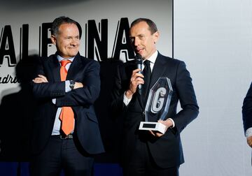 Butragueño recibe el premio a Florentino Pérez.