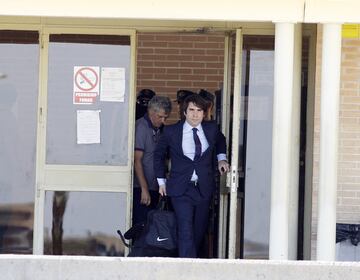 Ángel María Villar saliendo de la prisión de Soto del Real.