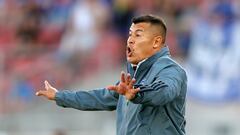 Almirón pone en duda la llegada de nuevos refuerzos y hace una crítica al fútbol chileno