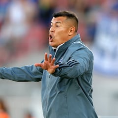 Almirón pone en duda la llegada de nuevos refuerzos y hace una crítica al fútbol chileno