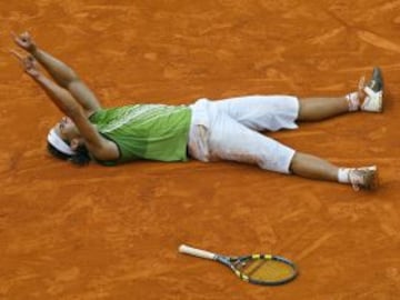 Rafa Nadal won his first Roland Garros title in 2005, defeating Mariano Puerta 6-7, 6-3, 6-1, 7-5.