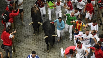Participants run with Fuente Ymbro fighting bulls during the fourth bullrun of the San Fermin festival in Pamplona, northern Spain, on July 10, 2024. Each day at 8am hundreds of people race with six bulls and six steers along a winding 848.6-metre (more than half a mile) course through narrow streets, to the city's bullring, where eventually the animals will be killed in an evening bullfight or 'corrida', during this festival, dating back to medieval times, which also features religious processions, folk dancing, concerts and round-the-clock drinking. (Photo by Ander Gillenea / AFP)