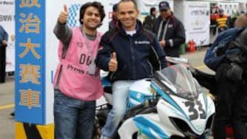 El piloto portugu&eacute;s Luis Carreira (subido en su moto) falleci&oacute; tras un accidente en el Gran Premio de Macao.