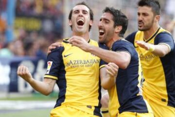 Raúl García celebra con Godín el 1-1 al Barcelona el último partido de la temporada 13/14 en la que el Atlético se proclamó campeón de Liga. 
