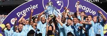 La plantilla del City celebra su título liguero.