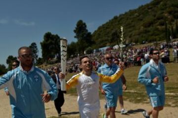 Eleftherios Petrounias, gimnasta griego, es el primer encargado de llevar la antorcha. 