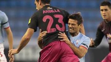 <b>PARTIDO INTENSO. </b>De Lucas frena una internada de Arbilla en una de las muchas jugadas de contacto que hubo en el encuentro.