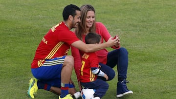 Pedro, con su familia, en el lugar de entrenamiento de España.