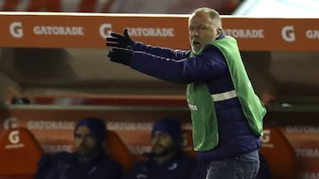 Brazil's Cruzeiro coach Mano Menezes gives instructions during a Copa Libertadores soccer match against Argentina's River Plate in Buenos Aires, Argentina, Tuesday, July 23, 2019. (AP Photo/Natacha Pisarenko)