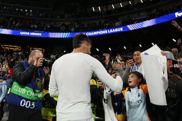 Asencio entrega su camiseta a un joven aficionado tras ganar al Salzburgo.