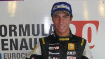 <b>FELIZ. </b>Riberas, con su trofeo del segundo puesto en Silverstone.