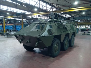 Es un vehículo blindado de transporte de personal, fabricado en España por Santa Bárbara. Diseñado para operaciones de infantería, ofrece protección y movilidad en terrenos difíciles. Cuenta con una tripulación de 2 hombres y puede transportar hasta 7 soldados. Con un peso de 15,4 toneladas, mide 6,15 metros de largo, 2,5 metros de ancho y 2 metros de alto. Alcanza una velocidad máxima de 96 km/h y tiene una autonomía de 800 km, lo que le permite operar en largas misiones. Su armamento principal es una ametralladora de 12,7 mm, brindándole capacidad de defensa en combate.