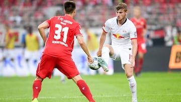Leipzig's German forward Timo Werner (R) and Union Berlin's German defender Keven Schlotterbeck vie for the ball during the German first division Bundesliga football match FC Union Berlin v RB Leipzig in Berlin, on August 18, 2019. (Photo by Bri