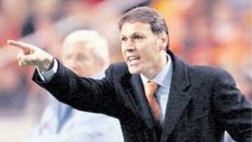 <b>IMPONE. </b>Holanda vuelve a intimidar con Van Basten.