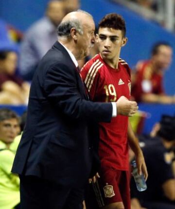 El entrenador de la selección española, Vicente del Bosque, conversa con Munir (d) momentos ante de saltar al terreno de juego.