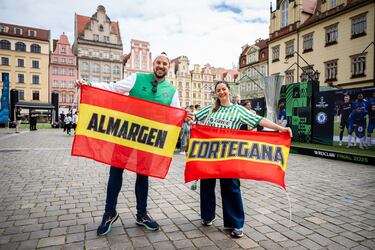 Gran ambiente en la Fan Zone del Real Betis. 