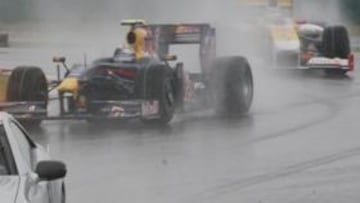 La carrera se inició detrás del coche de seguridad por las zonas del circuito con 'aquiplaning'. Alonso aún era segundo