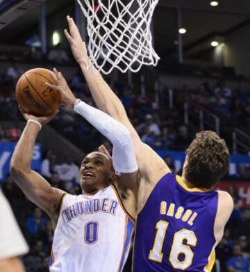 Pau Gasol intenta bloquear un lanzamiento de Russell Westbrook.