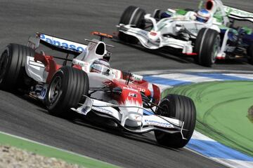 Después de la temporada 2008, Toyota (Trulli, en la imagen) y Honda (Jenson Button, detrás) abandonaron la F1 en plena crisis económica.