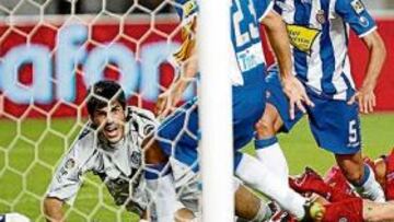 <b>EL EMPATE. </b>Sergio Sánchez tuvo que rematar en dos tiempos el centro de Luis García para certificar el tanto definitivo de la igualada.