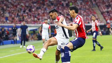 Rojiblancos y Rojinegros se miden en la búsqueda de seguir con vida rumbo a la Liguilla del fútbol mexicano.