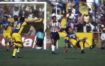 Hugo Sanchez Marquez del Equipo America en tiro libre anotando el 1-0 con desviacion de Gonzalo Farfan, durante el partido America 2-1 Guadalajara de la Jornada 22 ,temporada 1992-1993 del Campeonato Mexicano de Futbol, en el Estadio Azteca, el 10 de Enero de 1993.