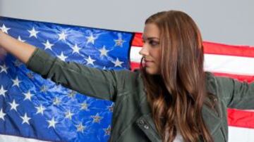 Morgan porta la bandera de Estados Unidos.